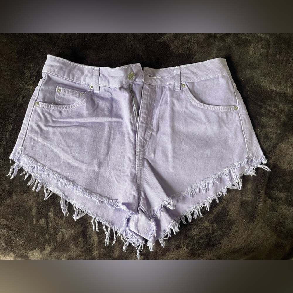 NWT Topshop Kiri Moto Shorts Purple
Never Worn
Size 12
Distressed hem